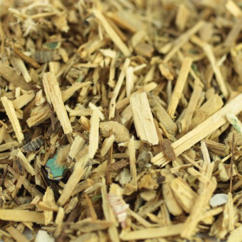 Nahaufnahme von zerkleinertem Altholz mit Holzfasern, Farb- und Kunststoffresten