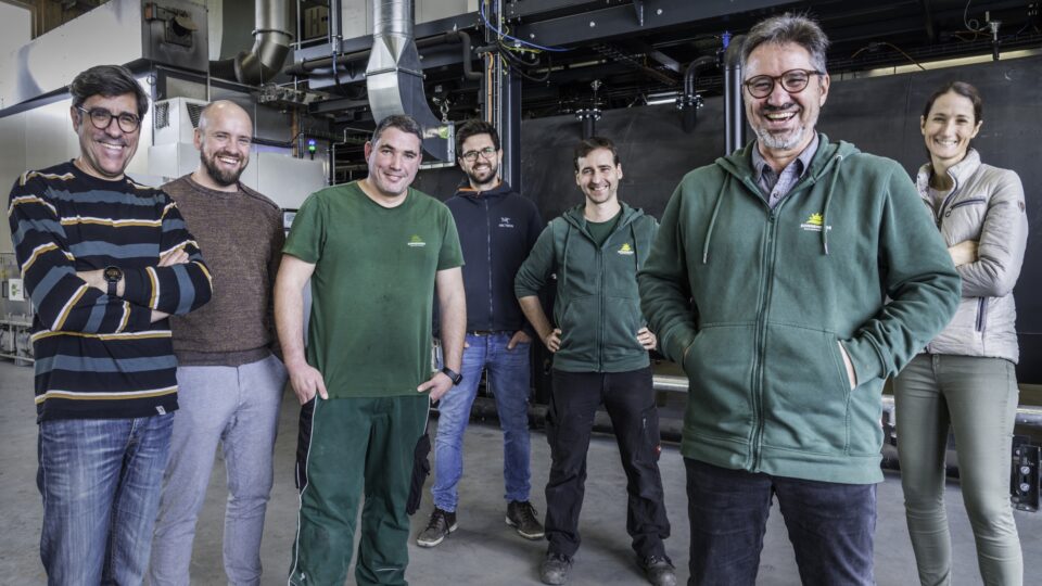 Mitarbeiter:innen des Teams der Sonnenerde GmbH lächeln in die Kamera.
