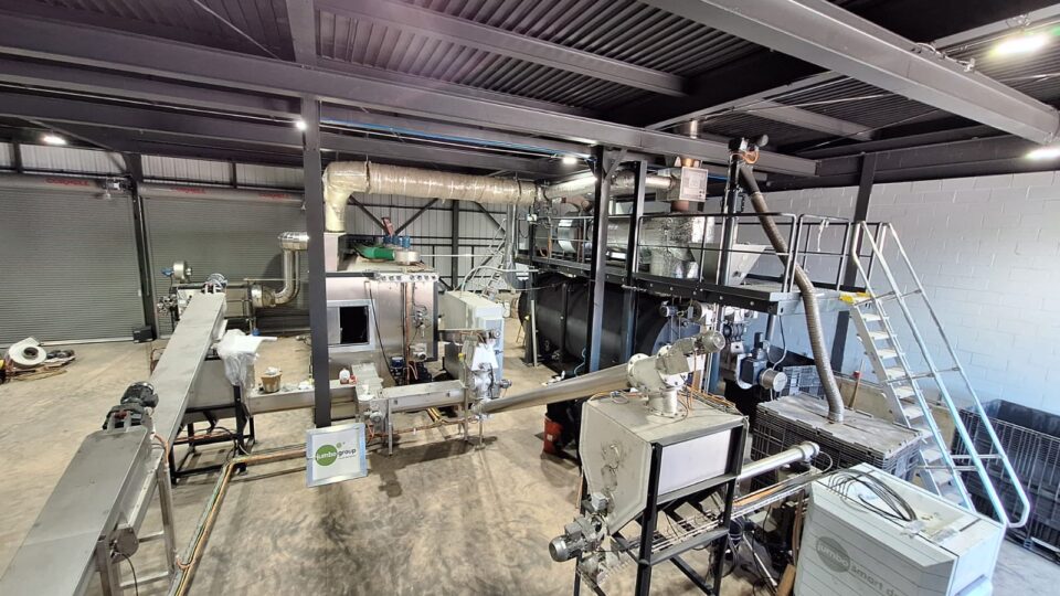 Innenansicht der T:CRACKER-Pyrolyseanlage der Jumbo Group smart dry GmbH mit Förderbändern, Reaktoren und Steuertechnik