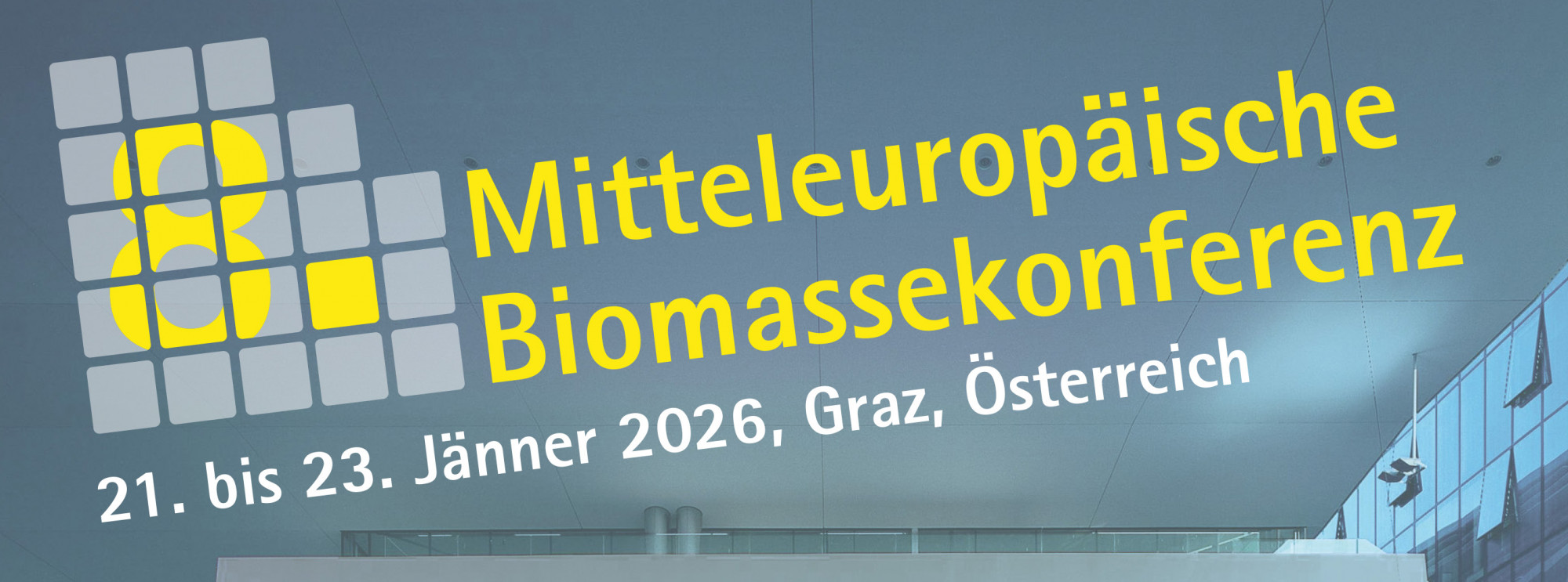 Zwei Männer stehen auf einem Baugelände und halten gemeinsam einen großen Plan mit technischen Zeichnungen und einer Visualisierung eines geplanten Gebäudes.